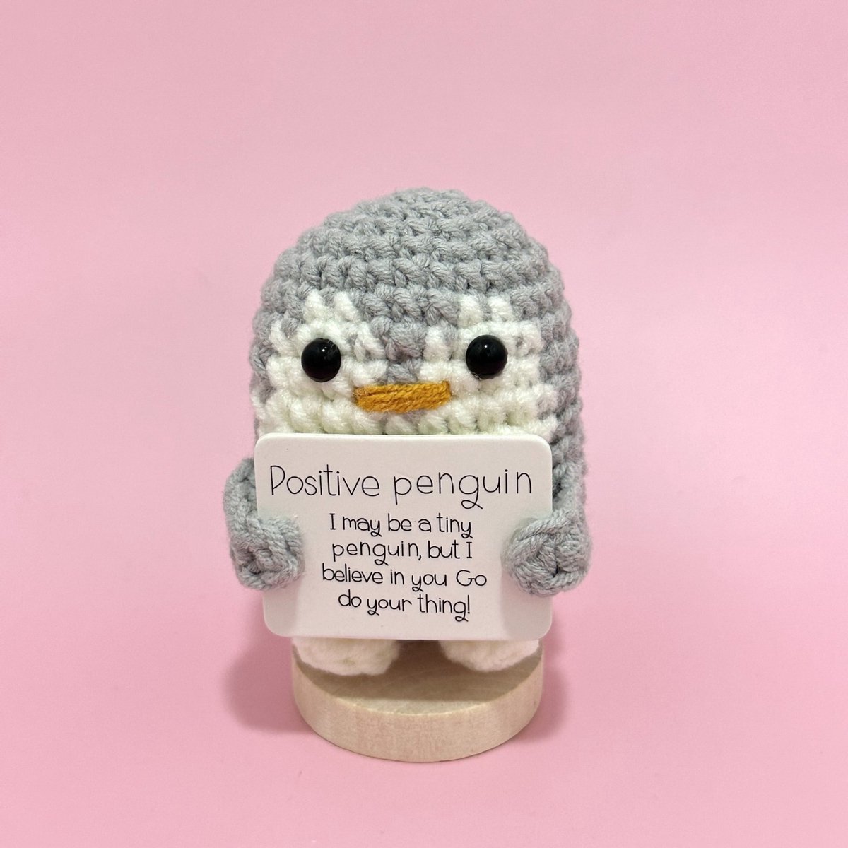 Grijs Handgemaakte pinguïn | Handmade penguin - Positief Cadeaujte / Mini Positive Penguin – Leuke Cadeau, motiverend, vriendelijk – Gray penguin Perfect voor op kantoor, thuis. Kadeautje voor collega